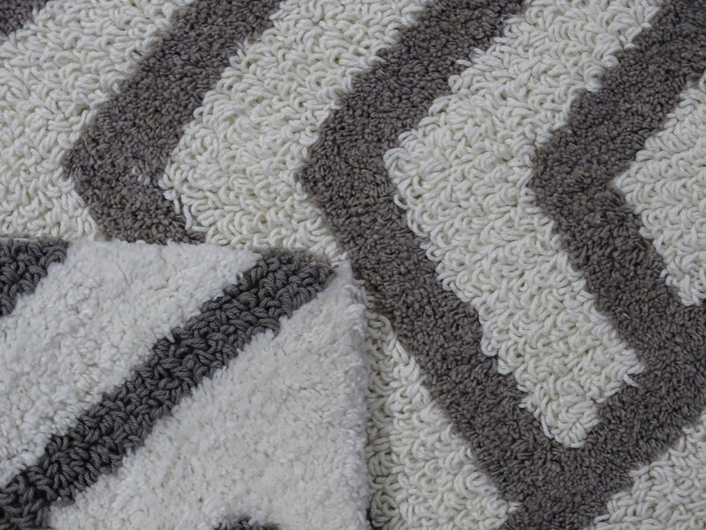 CHICOS HOME Bath Rug Geometric Pattern in Grey & Ivory