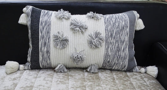 Coussin décoratif rayé Mélange avec gros pompons et glands 35x60cm
