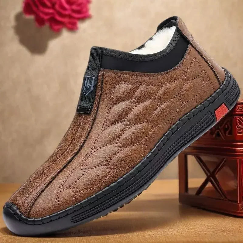 Autumn and winter new fleece men's leather shoes warm fashion trendy with outdoor casual slip-on cotton shoes loafers men