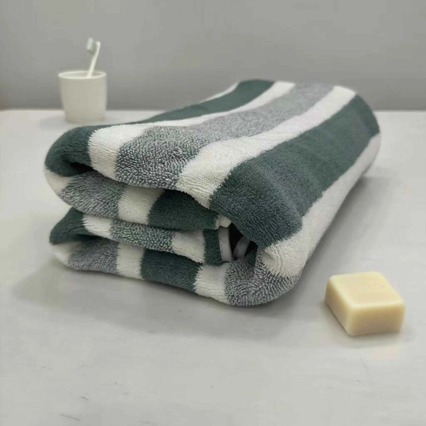 1-pack thick bath towel, strong water absorption and quick drying, non shedding, durable - very suitable for families, beaches,