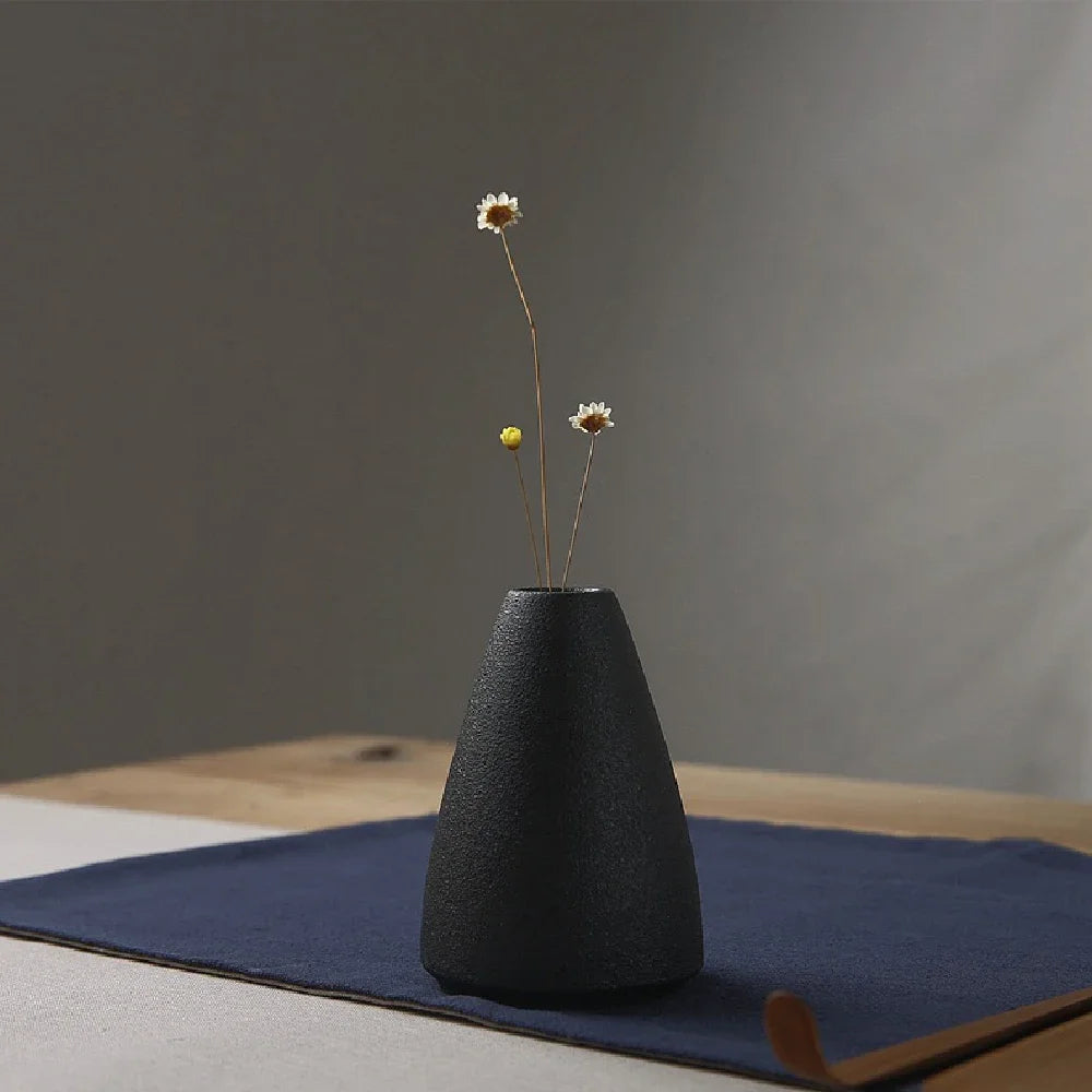 Ceramic small vase, home decoration handicraft desktop decoration, black small vase simple Japanese decoration