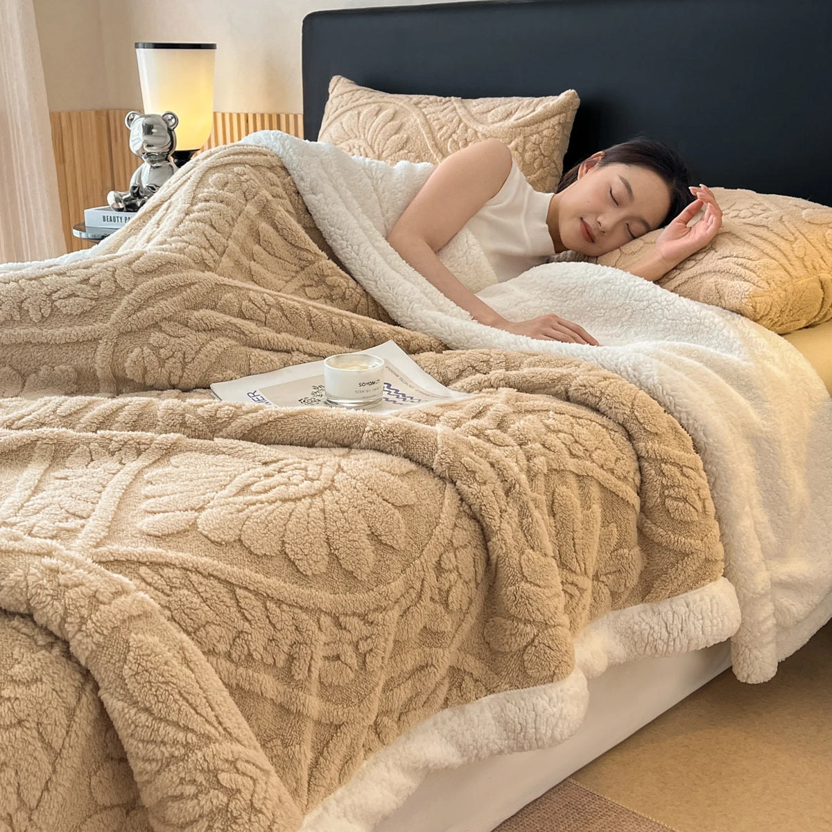 Lamb Fleece Warm Throw, Four Seasons Universal Use, Plush & Extra Cozy Bed Blanket, Portable Lap Cover for Office Naps, Multi-scene Bedding for Sofa & Workplace, Fully Machine Washable