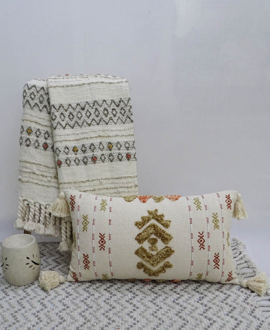 Coussin décoratif brodé avec pompons 35,5 cm x 61 cm